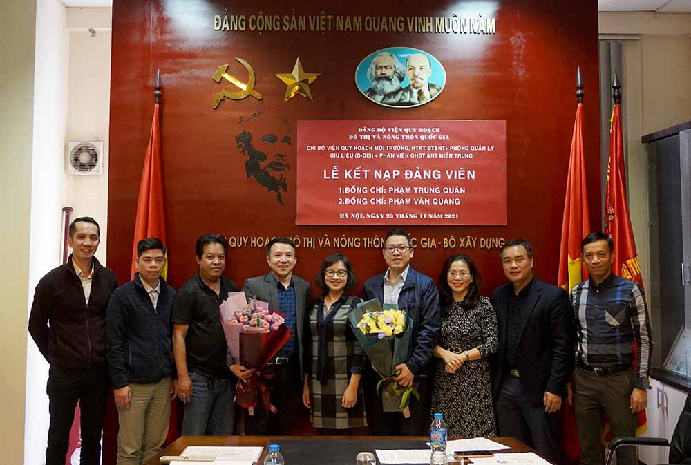 Chi bộ Viện QH Môi trường, HTKTĐTNT, GIS và Phân viện QHĐTNT miền Trung tổ chức kết nạp đảng viên 