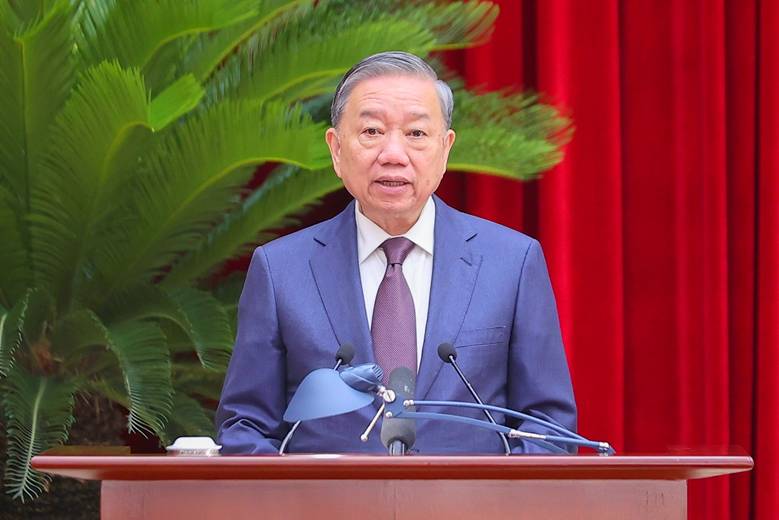 Không để bất kỳ lợi ích cục bộ, cảm tính cá nhân hay nể nang, né tránh làm ảnh hưởng tới chất lượng quyết sách