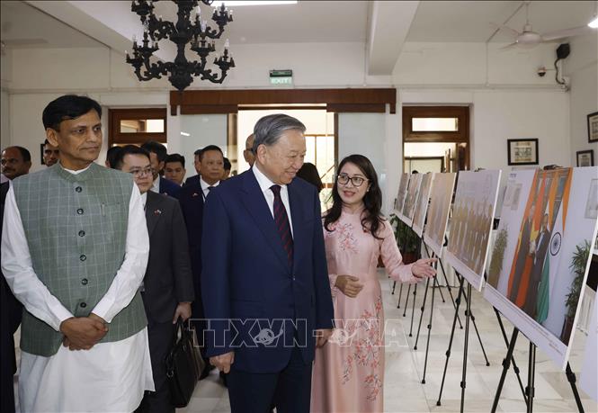 Tổng Bí thư, Chủ tịch nước tham quan Trưng bày ảnh 10 năm quan hệ Đối tác Chiến lược Toàn diện Việt Nam - Ấn Độ