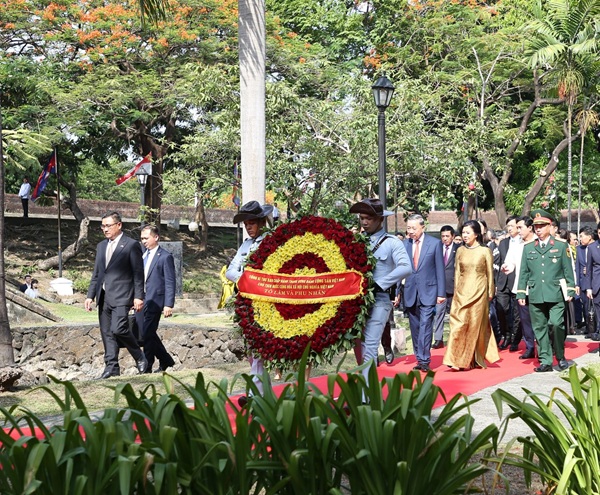 Tổng Bí thư, Chủ tịch nước Tô Lâm dâng hoa tưởng niệm Chủ tịch Hồ Chí Minh tại thủ đô Manila