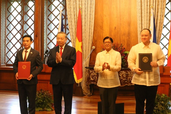 Tổng Bí thư, Chủ tịch nước Tô Lâm và Tổng thống Philippines chứng kiến Lễ trao các văn kiện hợp tác