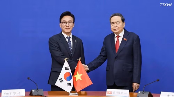 Chủ tịch Quốc hội Trần Thanh Mẫn tiếp Chủ tịch Đảng Dân chủ Đồng hành Kim Min Seok