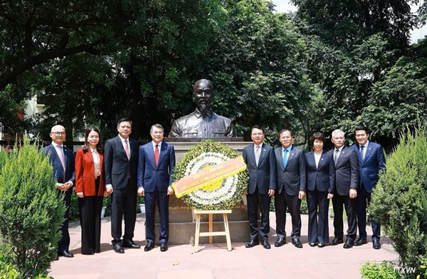 Thủ tướng Lê Minh Hưng dâng hoa tại Tượng Chủ tịch Hồ Chí Minh ở New Delhi