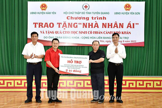 40 hộ nghèo huyện Hàm Yên và Yên Sơn được tặng Nhà nhân ái