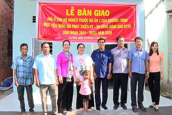 Bàn giao 10 căn nhà cho hộ dân tộc Khmer dịp tết Chôl Chnăm Thmây