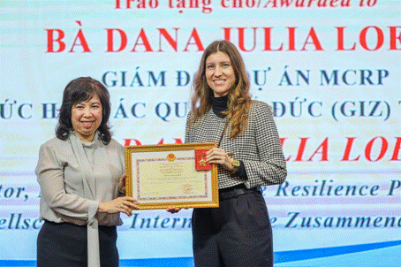 Bộ Xây dựng trao Kỷ niệm chương cho Dự án thích ứng biến đổi khí hậu ĐBSCL