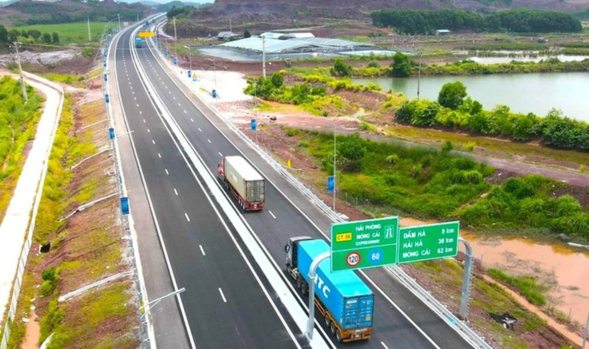 Tiếp tục bổ sung quy hoạch các tuyến đường bộ kết nối với sân bay, cảng biển