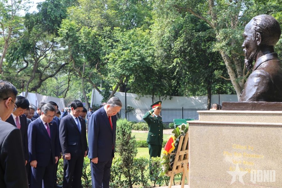 Tổng Bí thư, Chủ tịch nước đặt vòng hoa tưởng niệm Mahatma Gandhi và Chủ tịch Hồ Chí Minh