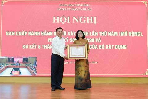 Tặng Huân chương Lao động của Chủ tịch nước, Cờ Thi đua của Chính phủ, Bằng khen của Thủ tướng Chính phủ cho nhiều tập thể, cá nhân thuộc Bộ Xây dựng