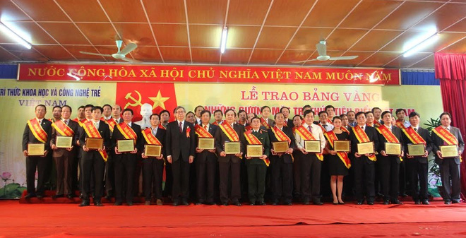 Director Ngo Trung Hai honored as one of outstanding Vietnamese intellectuals on the economic front 2013 