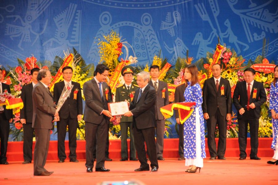VIUP’s Deputy Director Luu Duc Cuong was presented the title of associate professor 
