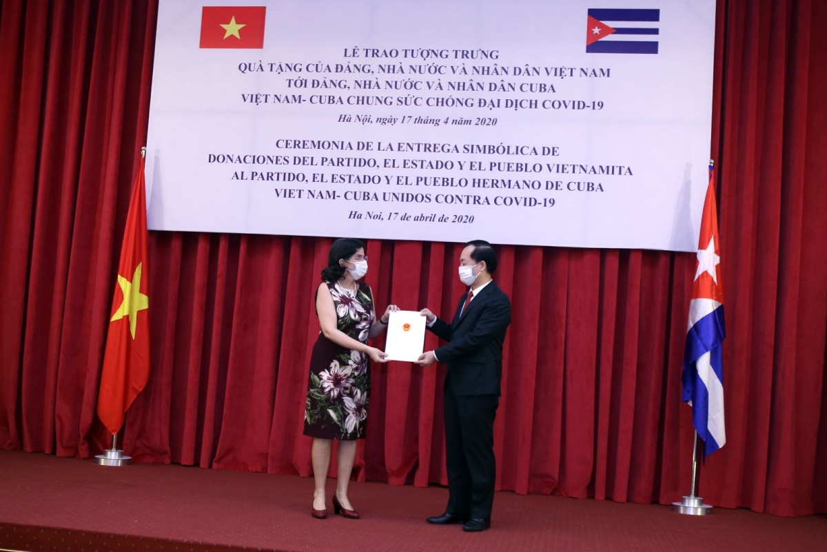 The symbolic awarding ceremony of the Vietnamese Party, the State and the people to the Cuban Party, State and People