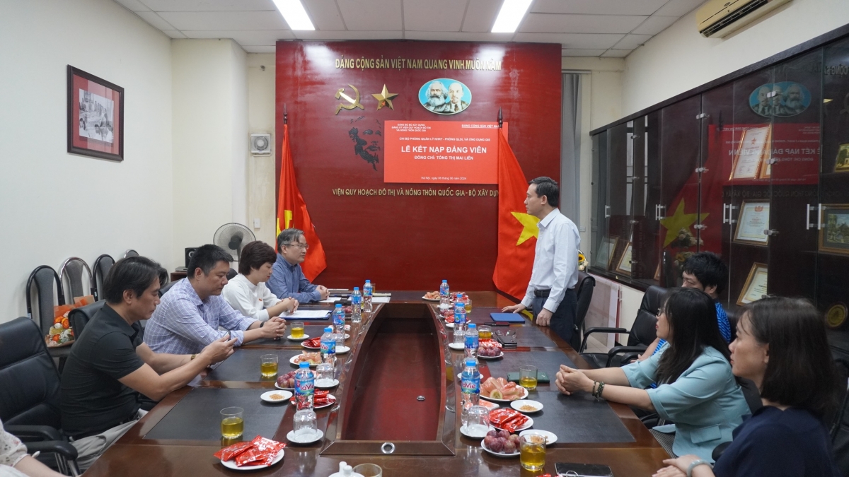 Đảng bộ VIUP có thêm 2 đảng viên mới