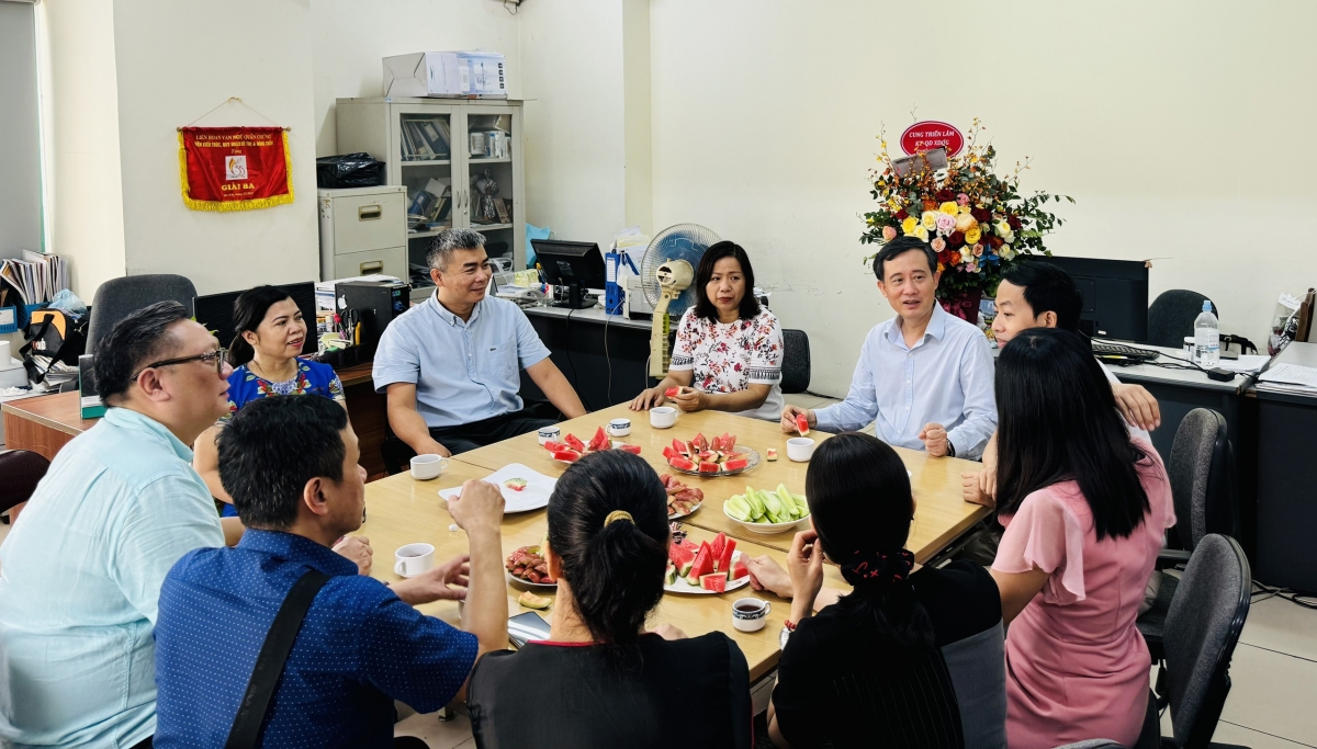 Lãnh đạo VIUP chúc mừng cán bộ Trung tâm Thông tin, Đào tạo và HTQT nhân ngày Báo chí cách mạng Việt Nam