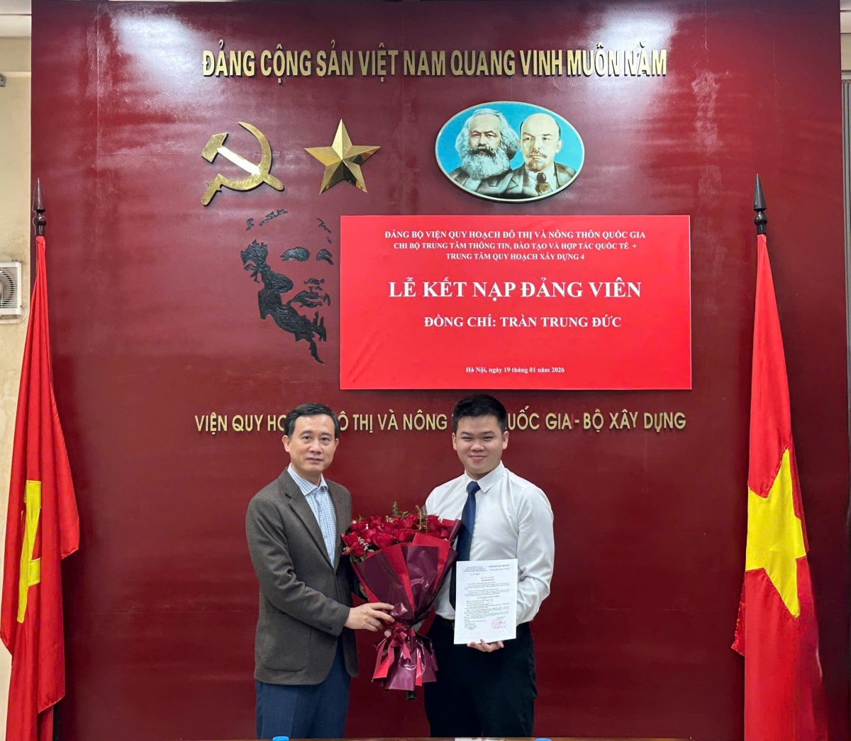 Chi bộ Trung tâm Thông tin, Đào tạo và HTQT + Trung tâm Quy hoạch Xây dựng 4 tổ chức Lễ kết nạp đảng viên