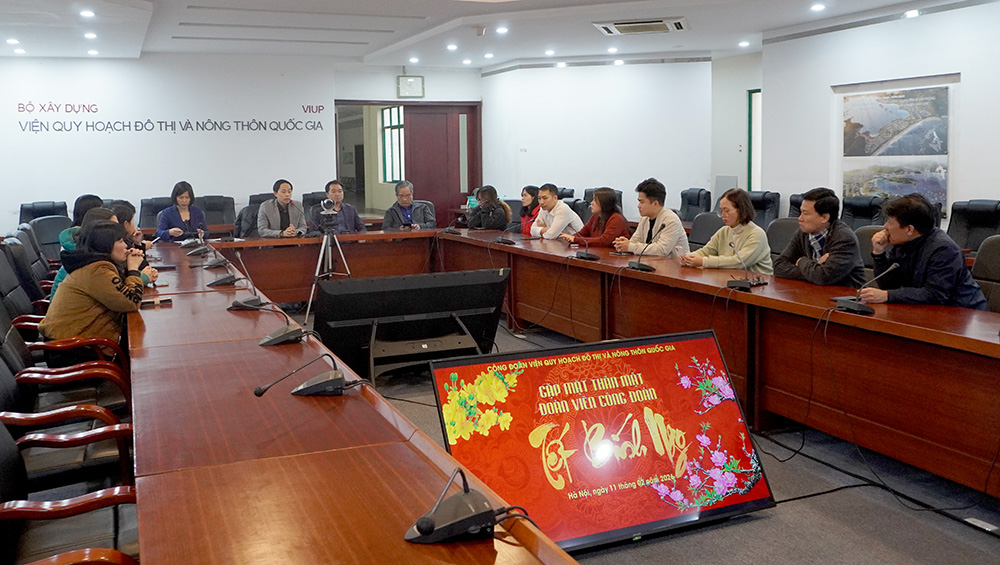 Công đoàn VIUP trao quà cho cán bộ hoàn cảnh khó khăn 