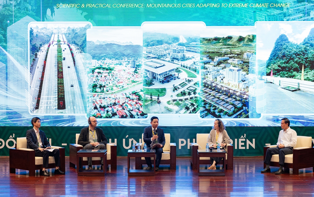 Khai mạc Hội thảo khoa học: Đô thị miền Núi thích ứng với biến đổi khí hậu cực đoan tại Cao Bằng