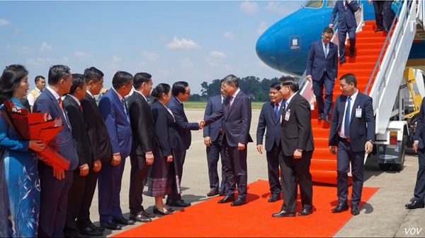 Thủ tướng Lê Minh Hưng tới Thủ đô Vientiane bắt đầu chuyến thăm chính thức Lào