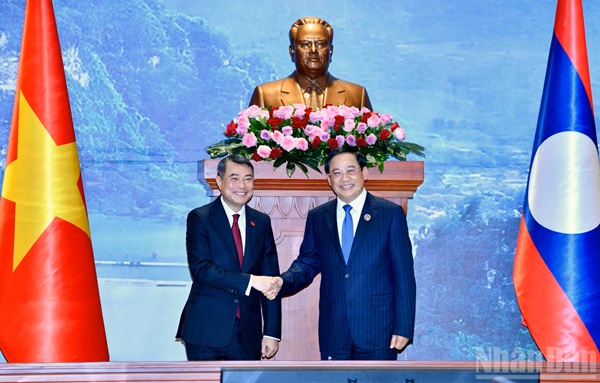 Việt Nam sẵn sàng hỗ trợ Lào tận dụng hiệu quả các cơ hội để phát triển nhanh và bền vững