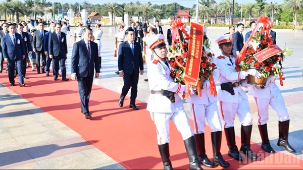 Thủ tướng Lê Minh Hưng và Thủ tướng Saleumxay Kommasith dâng hoa tri ân các bậc lãnh tụ tiền bối Việt Nam và Lào