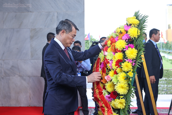 Thủ tướng Lê Minh Hưng đặt vòng hoa tại Đài Độc lập, Đài tưởng niệm cố Quốc vương Norodom Sihanouk, Đài Hữu nghị Campuchia-Việt Nam