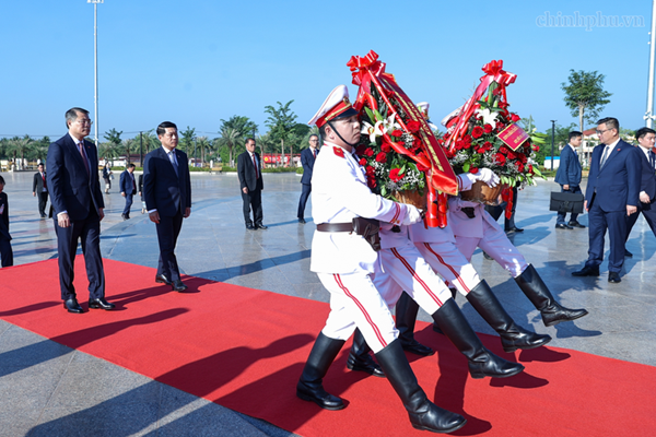 Hai Thủ tướng Việt Nam, Lào dâng hoa tưởng niệm Chủ tịch Hồ Chí Minh, Chủ tịch Kaysone Phomvihane, Chủ tịch Souphanouvong