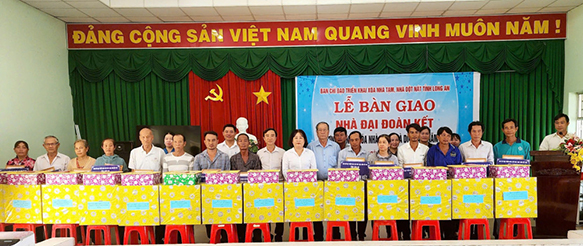 KIẾN TƯỜNG: BÀN GIAO 14 CĂN NHÀ ĐẠI ĐOÀN KẾT TRONG CHƯƠNG TRÌNH XÓA NHÀ TẠM, NHÀ DỘT NÁT