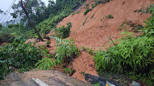 Tổng lực ứng phó mưa lũ: Bộ Xây dựng chỉ đạo khẩn, không để dân vào vùng nguy hiểm