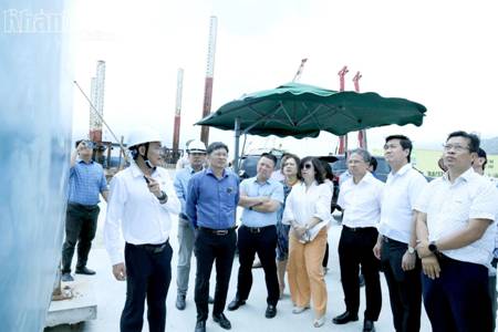 Thứ trưởng Nguyễn Tường Văn khảo sát thực địa phục vụ thẩm định Quy hoạch chung đô thị Khánh Hòa
