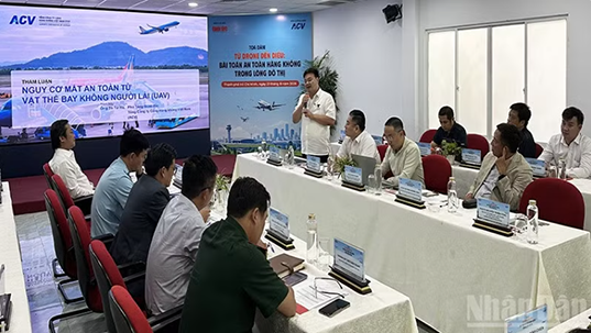 Tìm giải pháp bảo đảm an toàn hàng không trong lòng đô thị