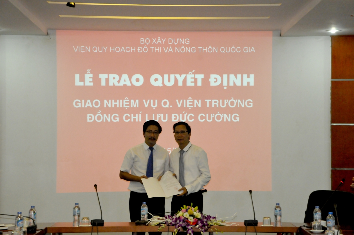 Ceremony to hand over the decision to the Acting Director of Vietnam Institute of Architecture, Urban and Rural Planning (VIUP)