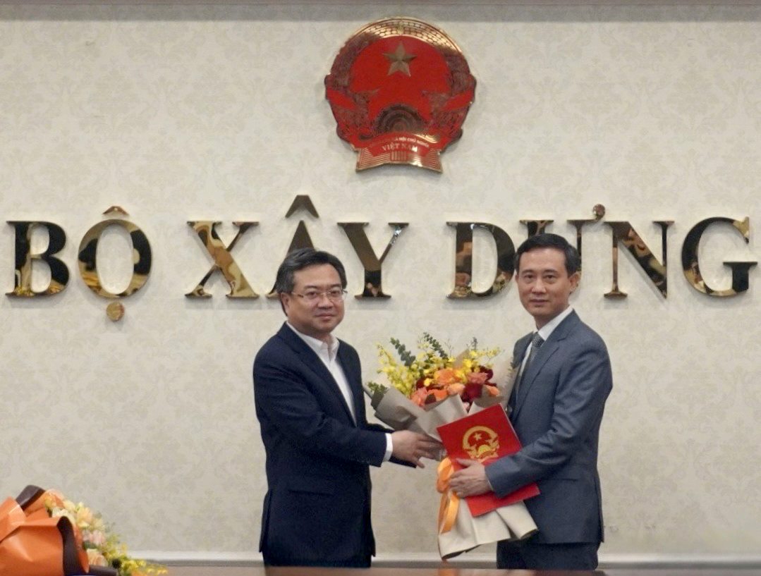 Awarding appointment decision to Mr. Hoang Vinh Hung - New General Director of VIUP